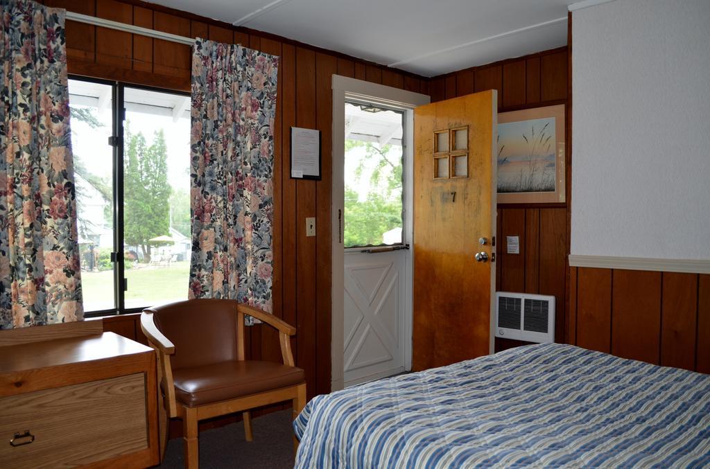 Chamber Lane Motel Round Lake Dış mekan fotoğraf