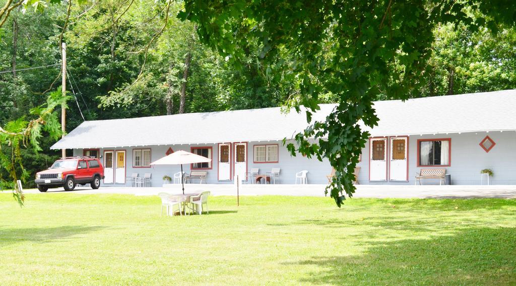 Chamber Lane Motel Round Lake Dış mekan fotoğraf